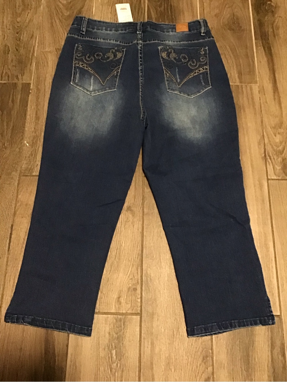 NWT! Suzanne Betro Dark Indigo Hi-Rise Capris with Button-Fly - Picture 4 of 8